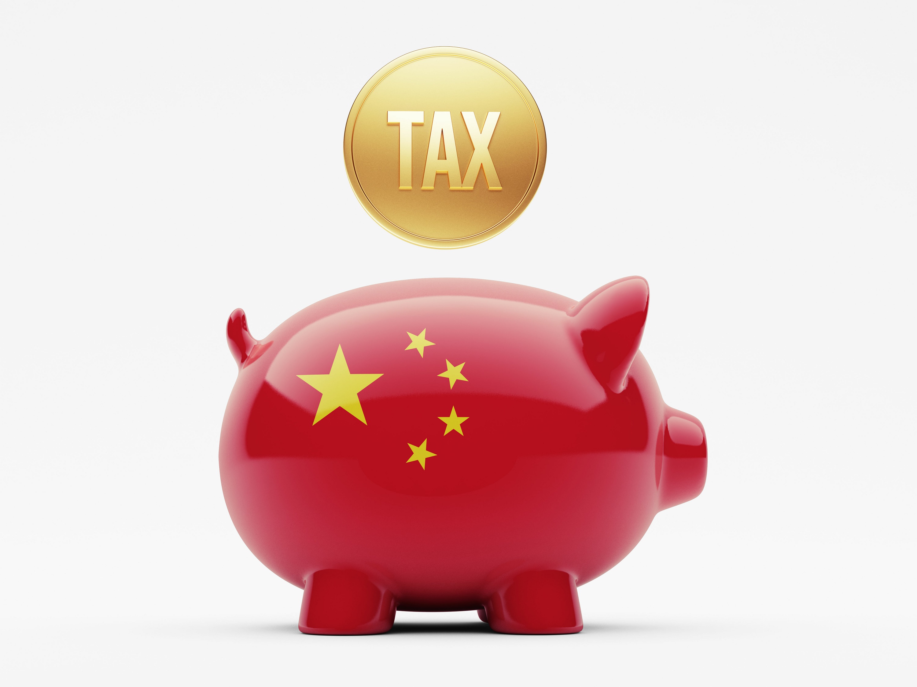 一枚帶有“稅”字樣的金幣上面掛著一個裝飾著中國國旗顏色的存錢罐上方。