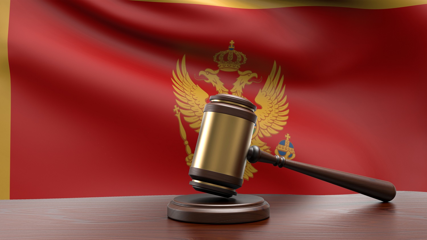法官的木槌和木塊放在黑山國旗前的桌子上。