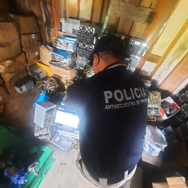 巴拉圭執法人員扣押的被盜比特幣採礦設備。