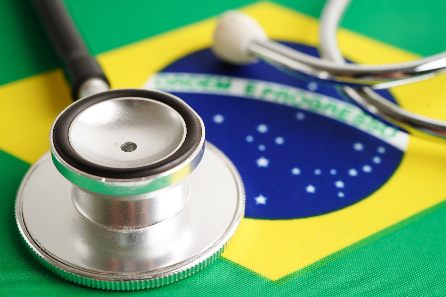 聽診器放在巴西國旗上。
